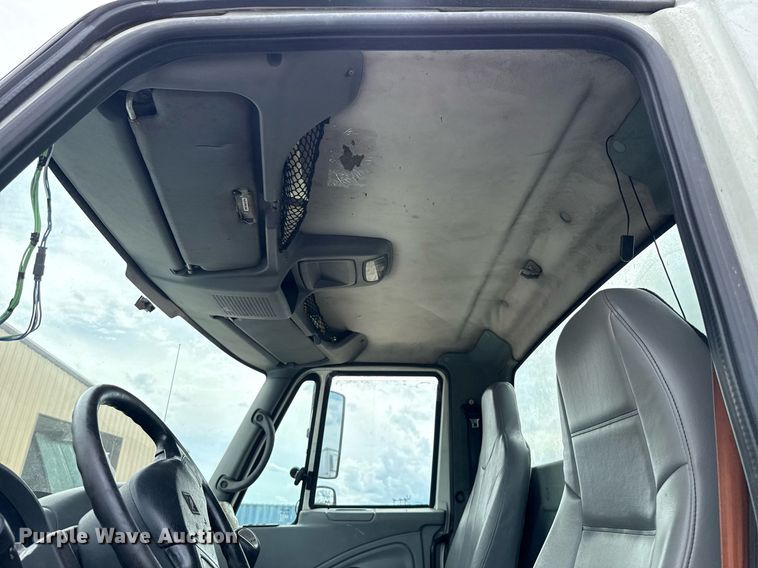 image for item HI9275 2007 International 4300 truck cab and chassis