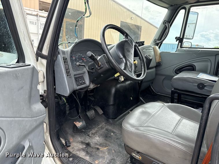 image for item HI9275 2007 International 4300 truck cab and chassis