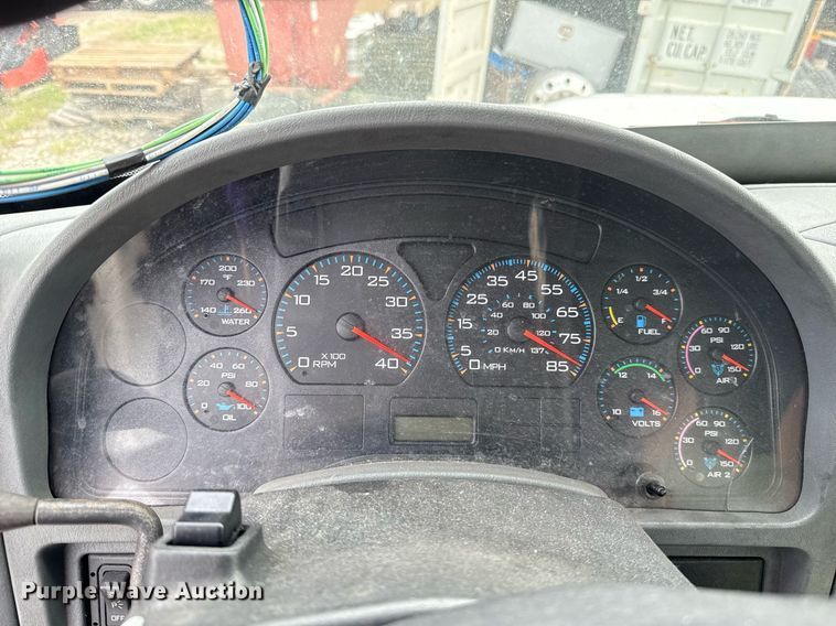 image for item HI9275 2007 International 4300 truck cab and chassis