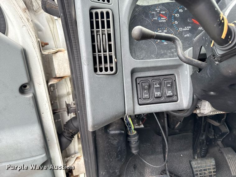 image for item HI9275 2007 International 4300 truck cab and chassis