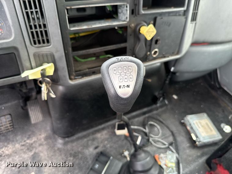 image for item HI9275 2007 International 4300 truck cab and chassis