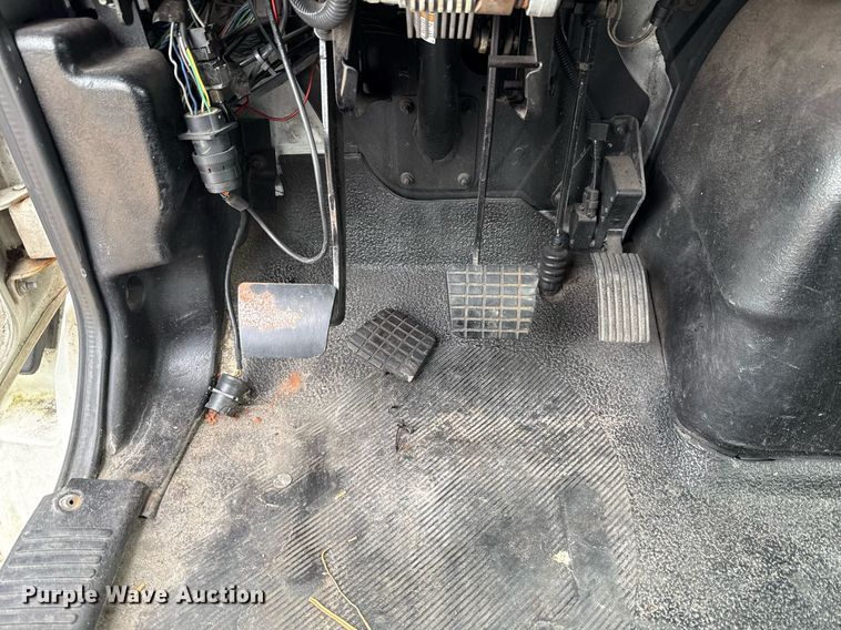 image for item HI9275 2007 International 4300 truck cab and chassis