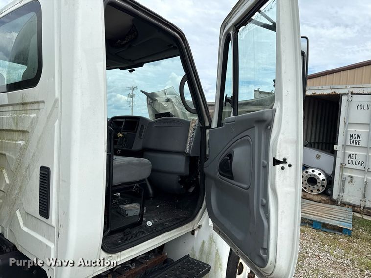 image for item HI9275 2007 International 4300 truck cab and chassis
