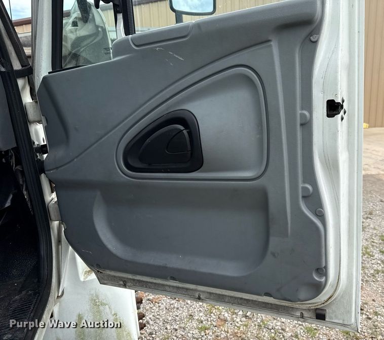 image for item HI9275 2007 International 4300 truck cab and chassis