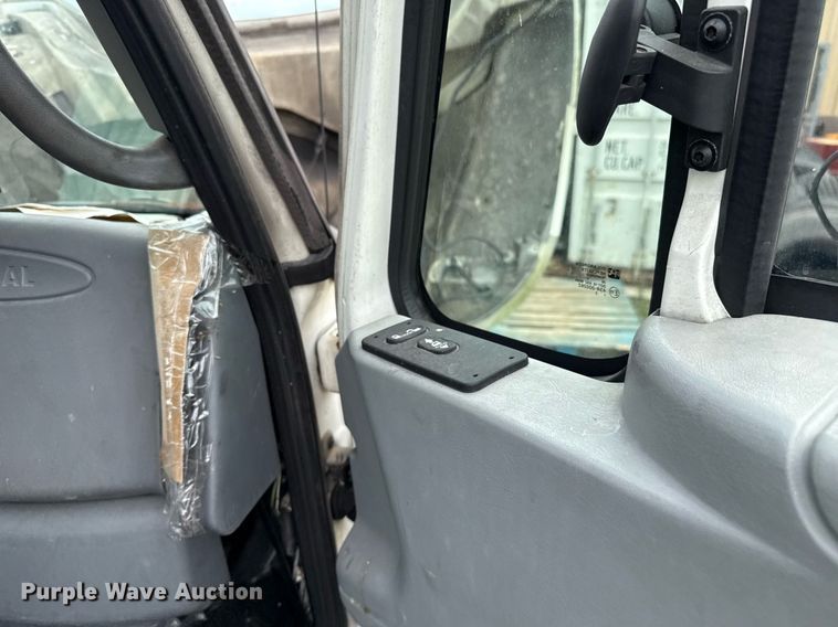 image for item HI9275 2007 International 4300 truck cab and chassis