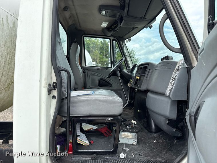 image for item HI9275 2007 International 4300 truck cab and chassis