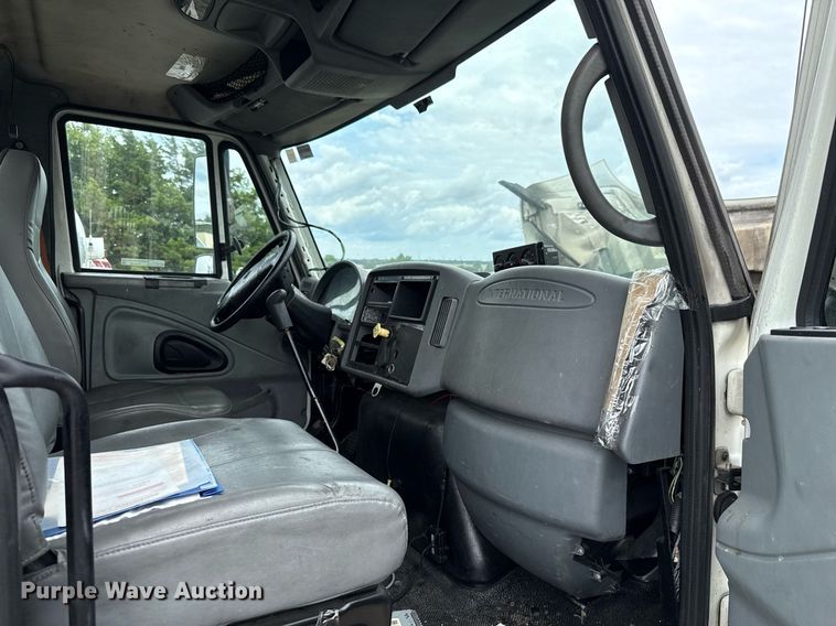 image for item HI9275 2007 International 4300 truck cab and chassis