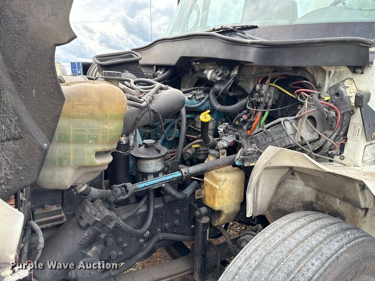 image for item HI9275 2007 International 4300 truck cab and chassis