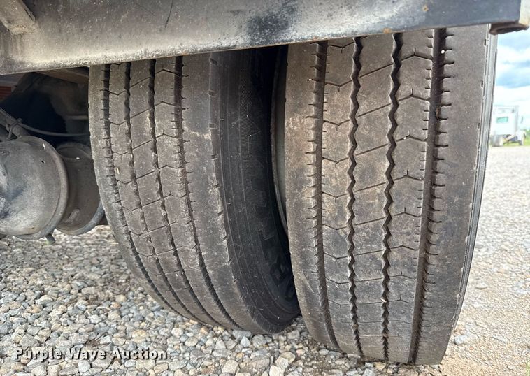 image for item HI9275 2007 International 4300 truck cab and chassis