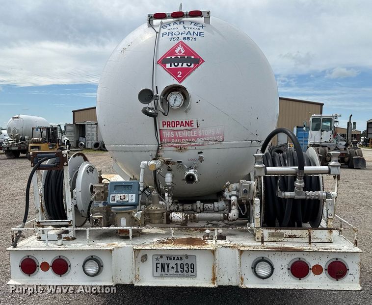 image for item HI9277 2002 International 4300 truck cab and chassis