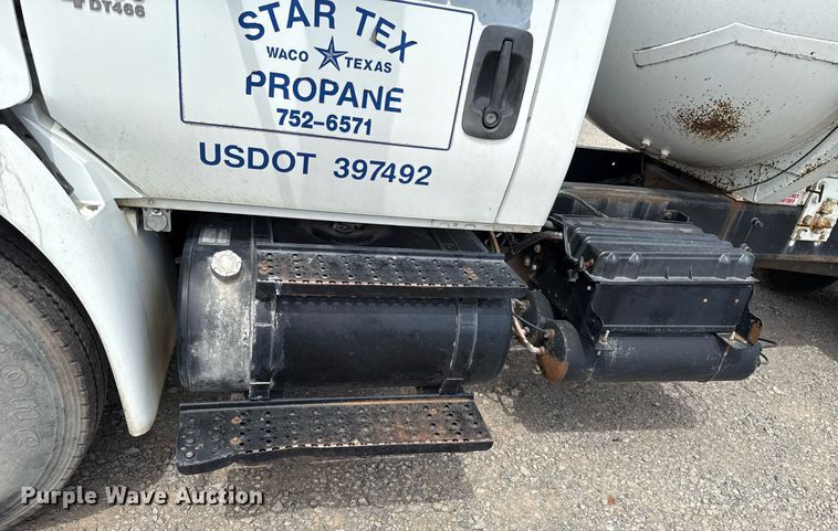 image for item HI9277 2002 International 4300 truck cab and chassis