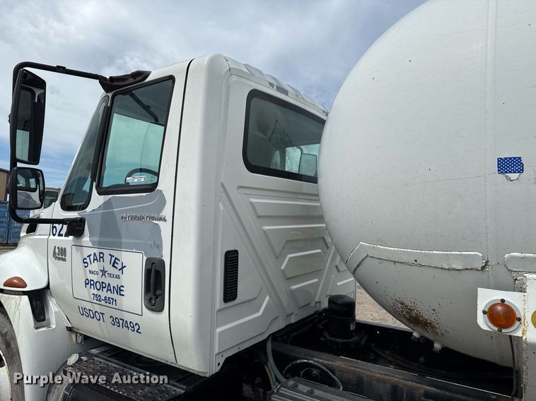 image for item HI9277 2002 International 4300 truck cab and chassis