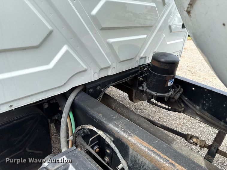 image for item HI9277 2002 International 4300 truck cab and chassis