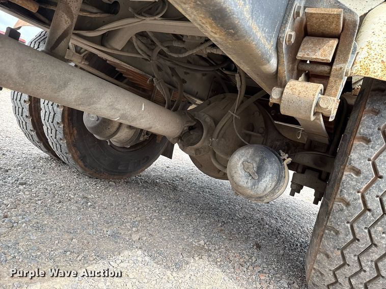 image for item HI9277 2002 International 4300 truck cab and chassis