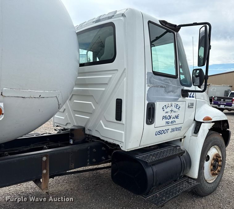 image for item HI9277 2002 International 4300 truck cab and chassis