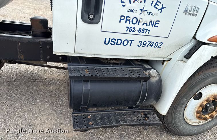 image for item HI9277 2002 International 4300 truck cab and chassis