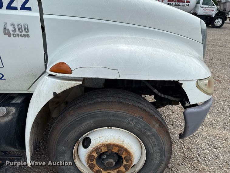 image for item HI9277 2002 International 4300 truck cab and chassis