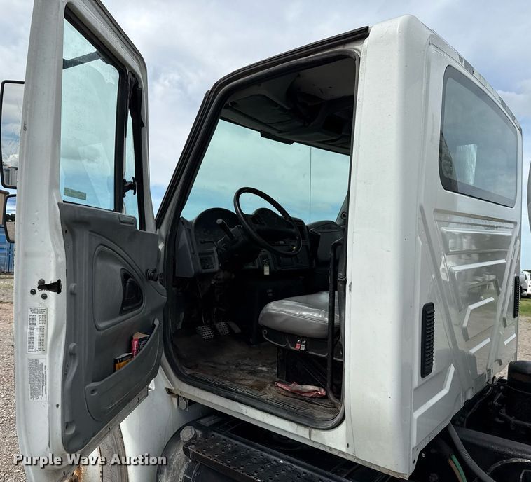 image for item HI9277 2002 International 4300 truck cab and chassis