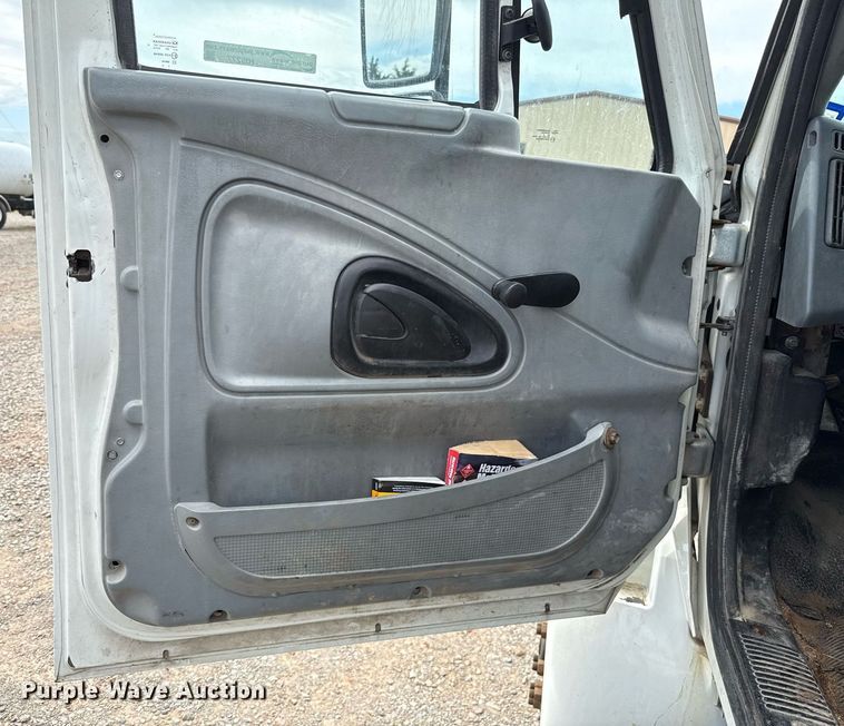 image for item HI9277 2002 International 4300 truck cab and chassis