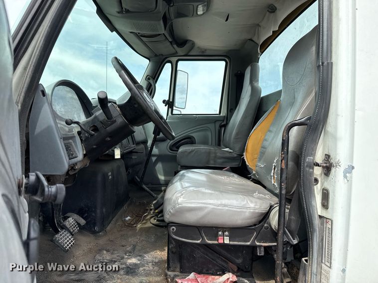 image for item HI9277 2002 International 4300 truck cab and chassis