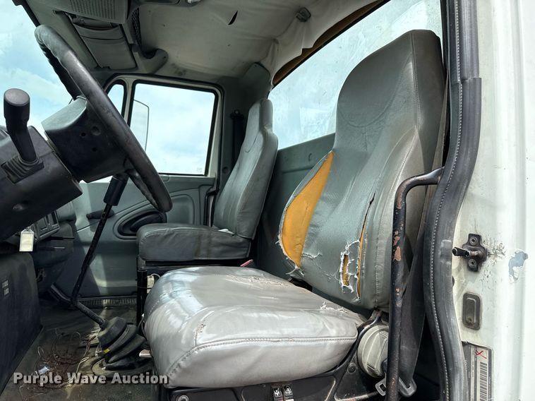 image for item HI9277 2002 International 4300 truck cab and chassis