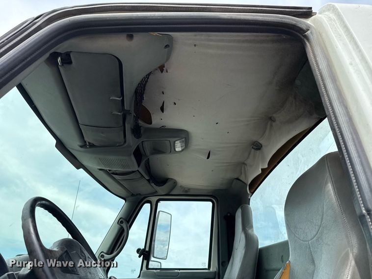 image for item HI9277 2002 International 4300 truck cab and chassis