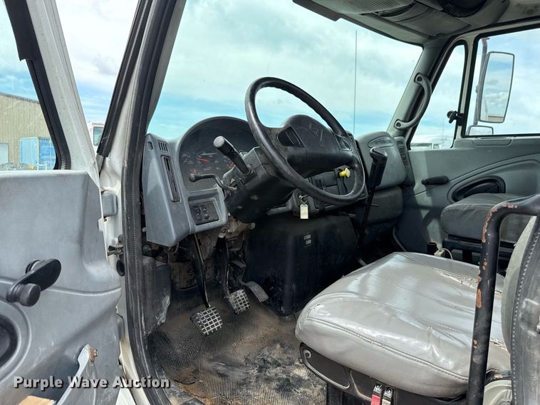 image for item HI9277 2002 International 4300 truck cab and chassis