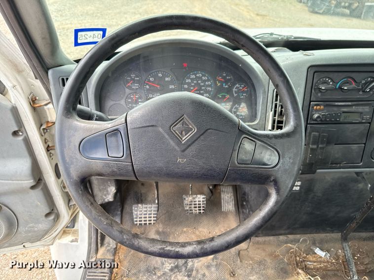 image for item HI9277 2002 International 4300 truck cab and chassis