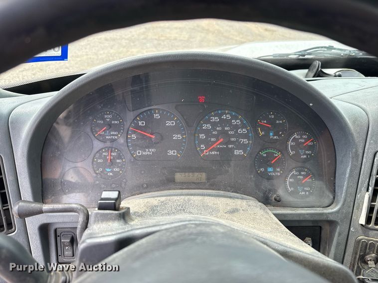 image for item HI9277 2002 International 4300 truck cab and chassis