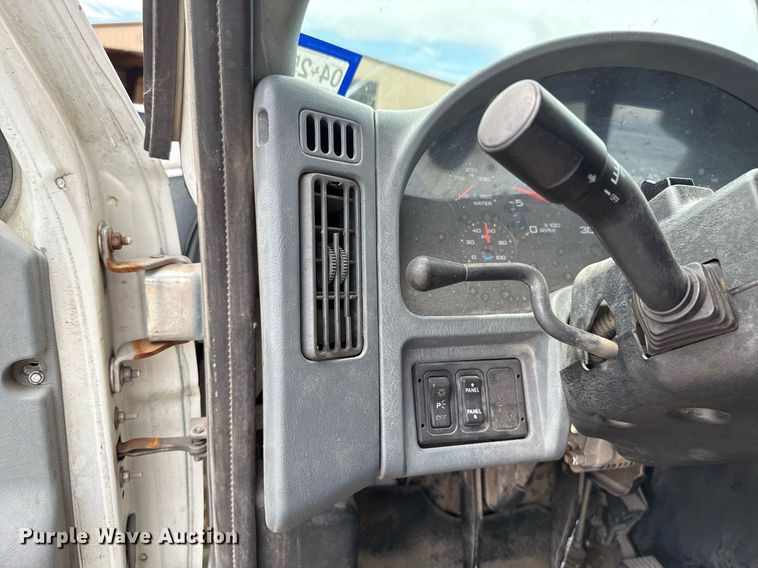 image for item HI9277 2002 International 4300 truck cab and chassis