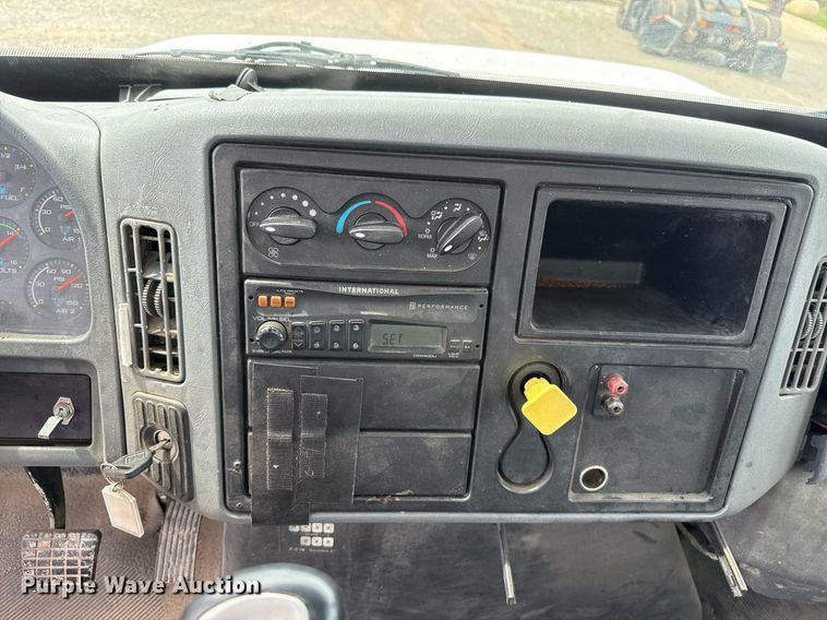 image for item HI9277 2002 International 4300 truck cab and chassis