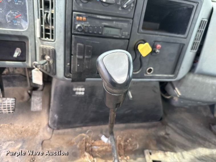 image for item HI9277 2002 International 4300 truck cab and chassis