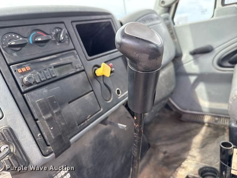 image for item HI9277 2002 International 4300 truck cab and chassis