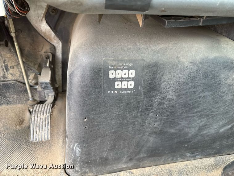 image for item HI9277 2002 International 4300 truck cab and chassis