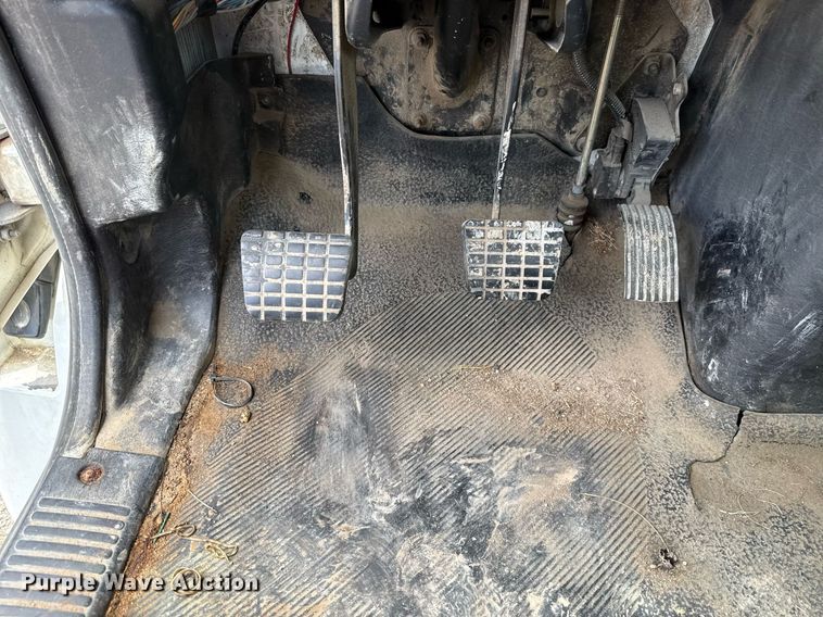 image for item HI9277 2002 International 4300 truck cab and chassis