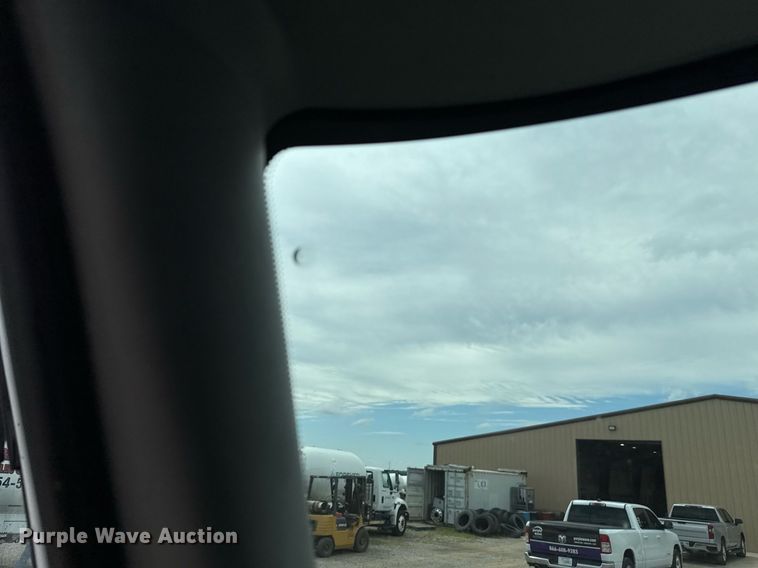 image for item HI9277 2002 International 4300 truck cab and chassis