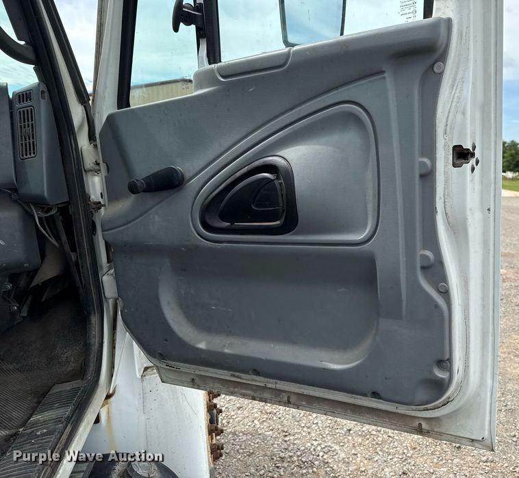 image for item HI9277 2002 International 4300 truck cab and chassis