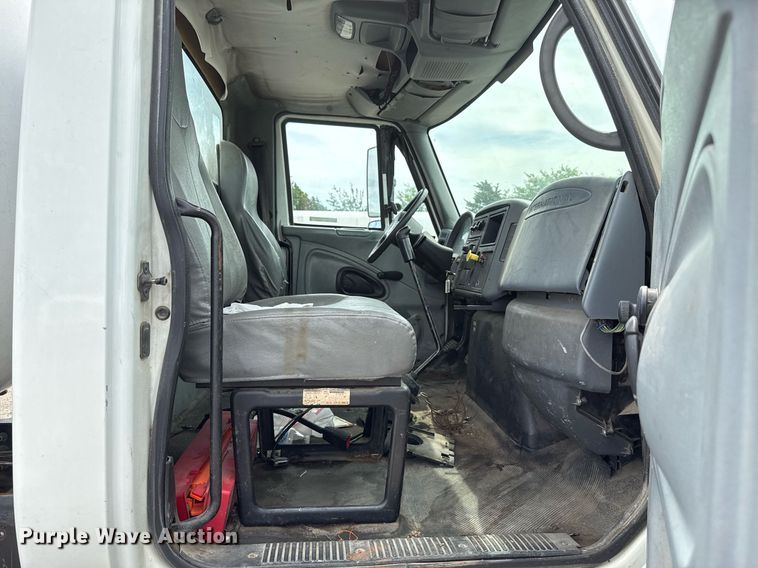 image for item HI9277 2002 International 4300 truck cab and chassis