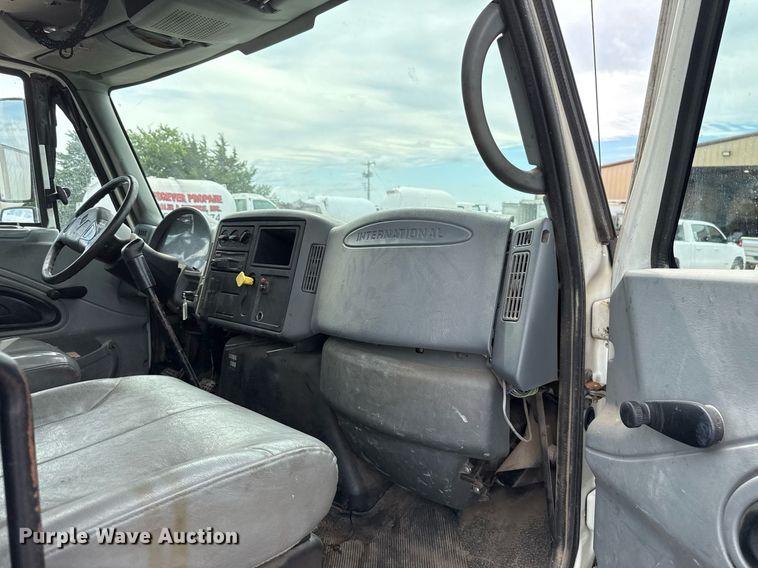 image for item HI9277 2002 International 4300 truck cab and chassis