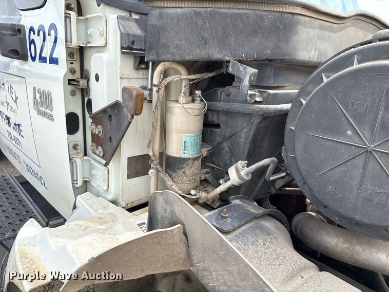 image for item HI9277 2002 International 4300 truck cab and chassis