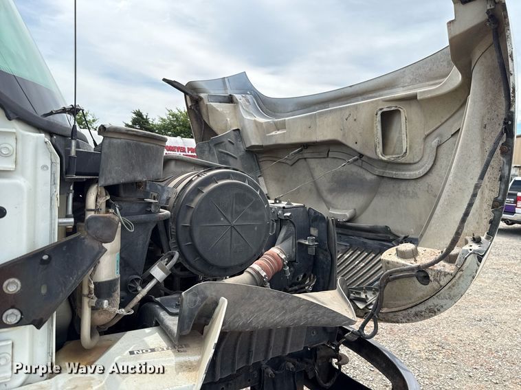 image for item HI9277 2002 International 4300 truck cab and chassis