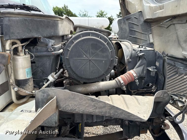 image for item HI9277 2002 International 4300 truck cab and chassis