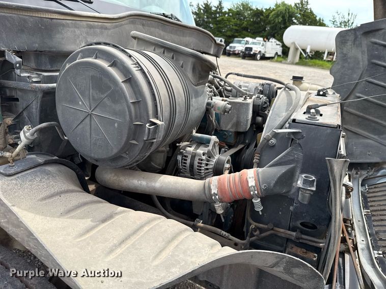 image for item HI9277 2002 International 4300 truck cab and chassis