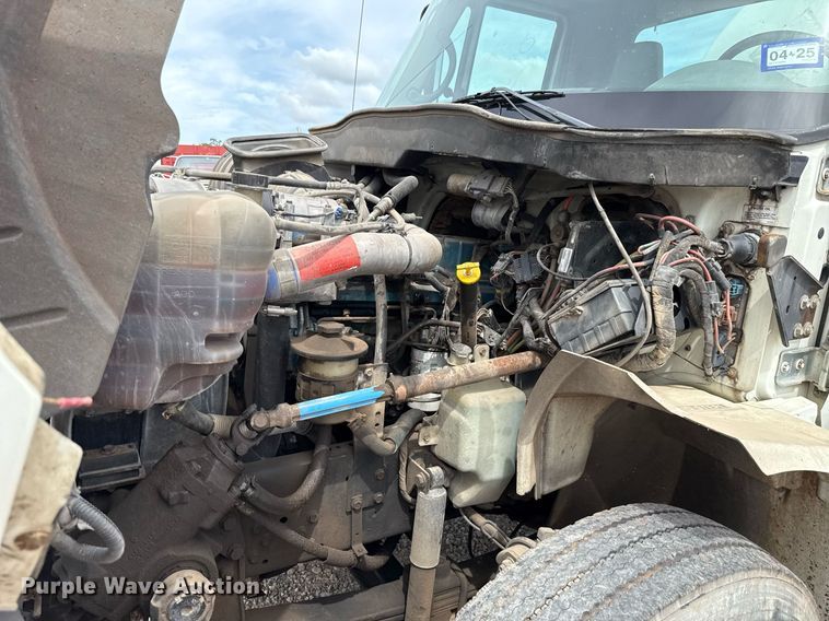 image for item HI9277 2002 International 4300 truck cab and chassis