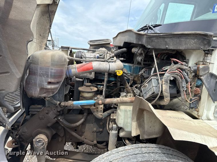 image for item HI9277 2002 International 4300 truck cab and chassis