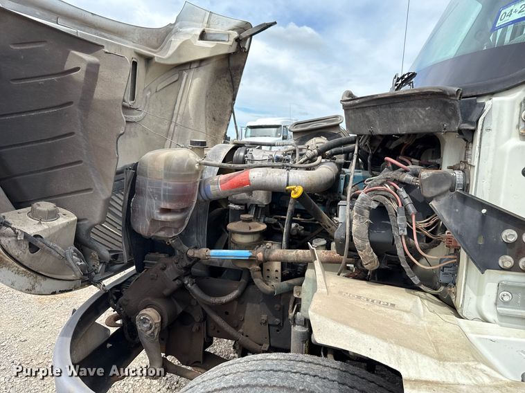 image for item HI9277 2002 International 4300 truck cab and chassis