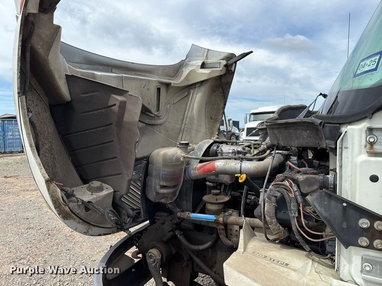 image for item HI9277 2002 International 4300 truck cab and chassis