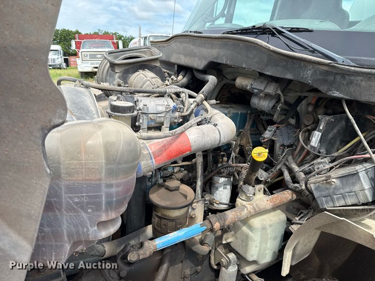 image for item HI9277 2002 International 4300 truck cab and chassis