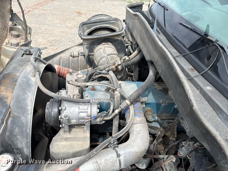 image for item HI9277 2002 International 4300 truck cab and chassis