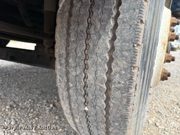 image for item HI9277 2002 International 4300 truck cab and chassis